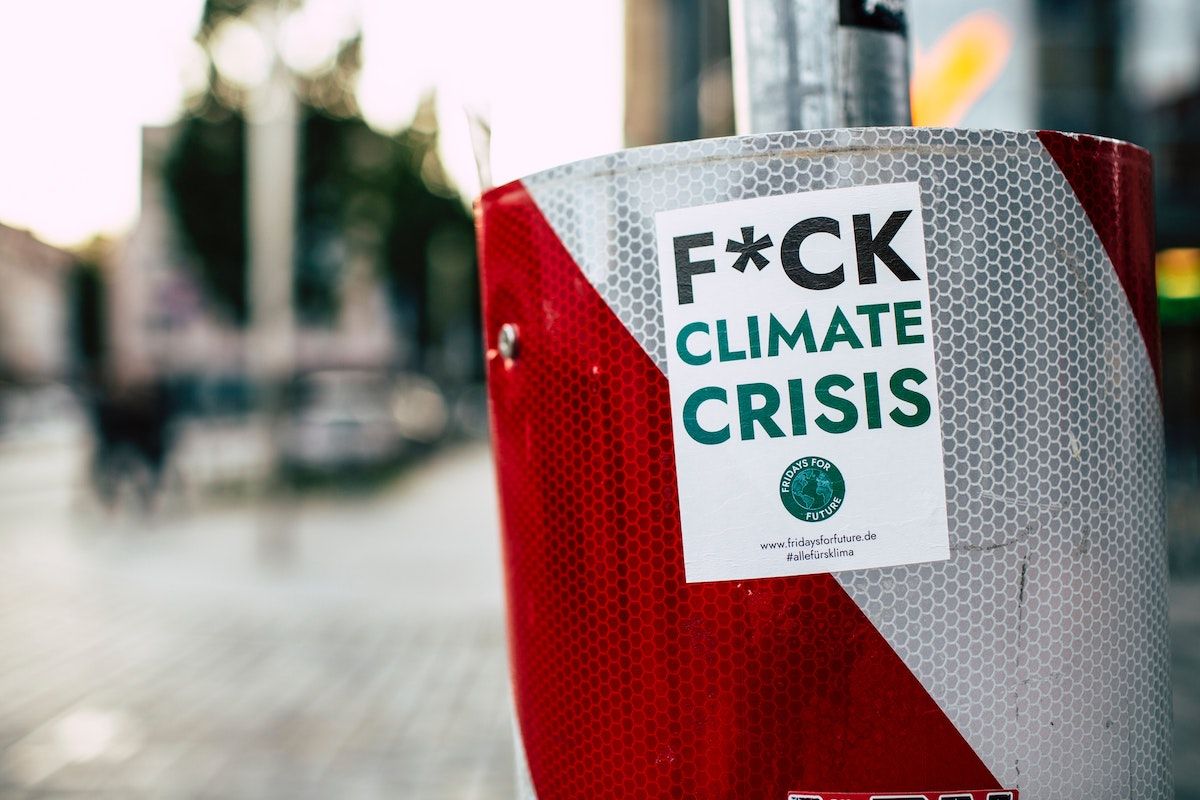 F*ck Climate Crisis Sticker von Fridays for Future auf einem Pfosten.