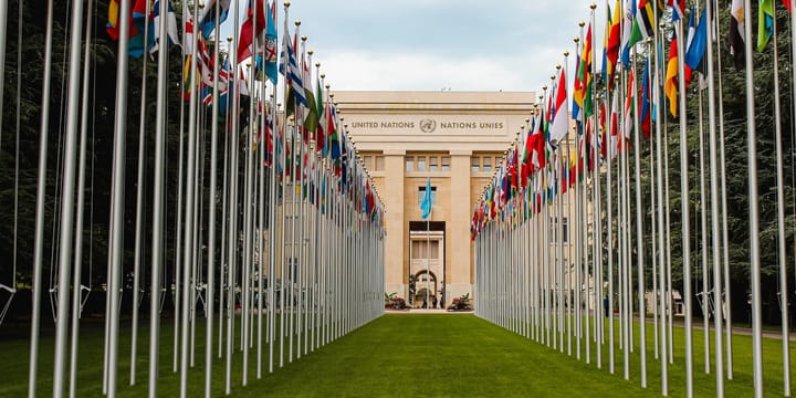 United Nations Gebäude mit vielen Fahnenmasten von Ländern.